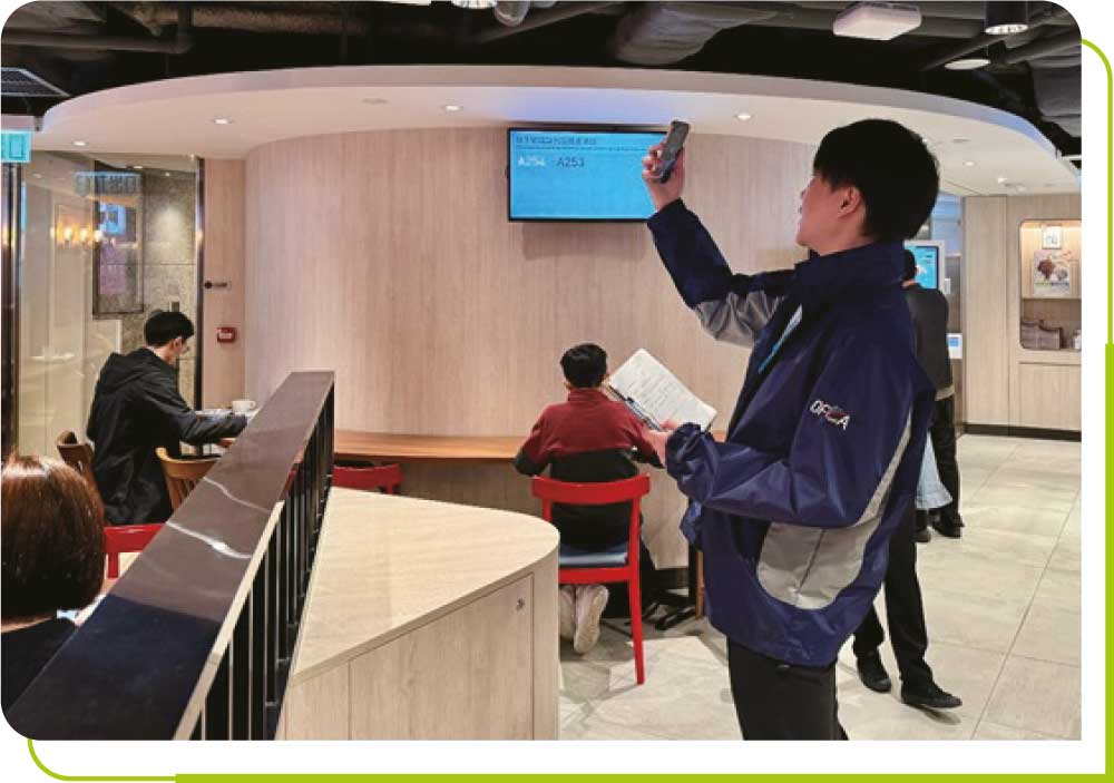 通讯办职员实地测试一家流动网络营办商的室内网络覆盖。