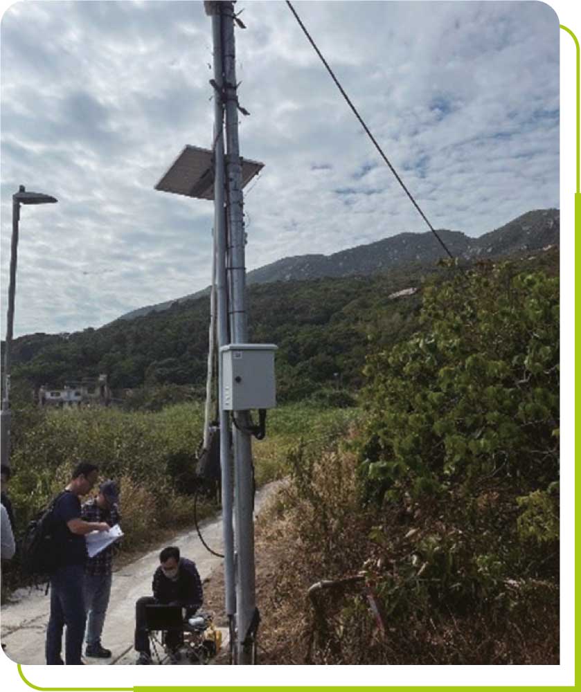 通讯办职员就资助计划下安装的村内Wi-Fi热点设施进行验收工作。