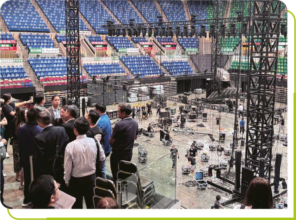 通讯办职员与相关持份者巡视香港体育馆，商讨有关在该场地安装无线电基站以加强5G网络容量事宜。