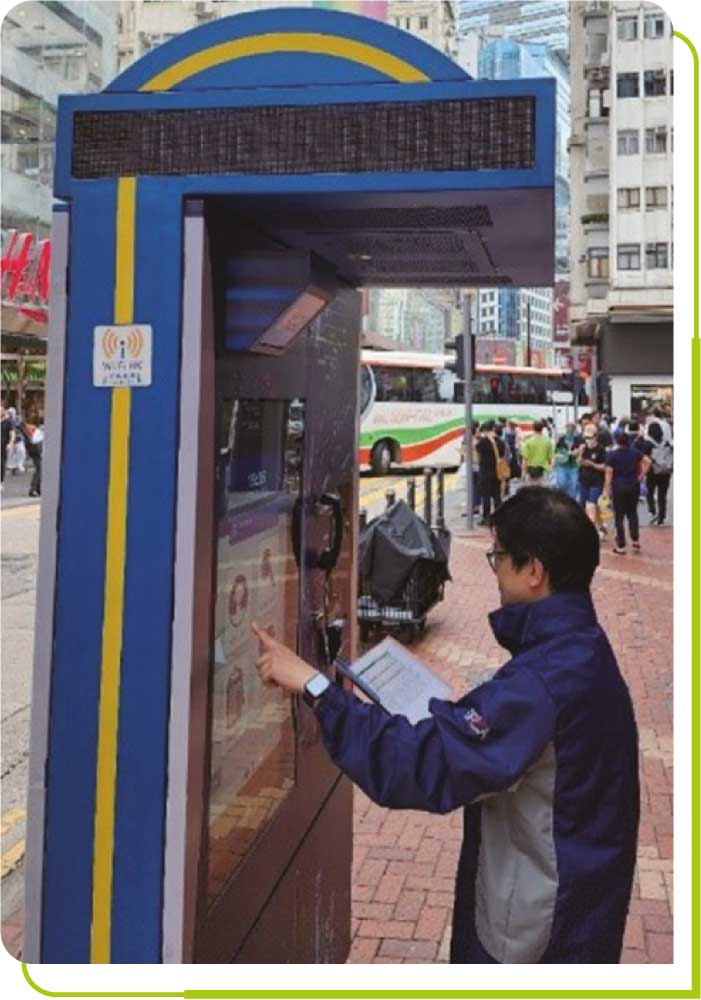 通讯办职员在铜锣湾测试智能电话亭的服务。