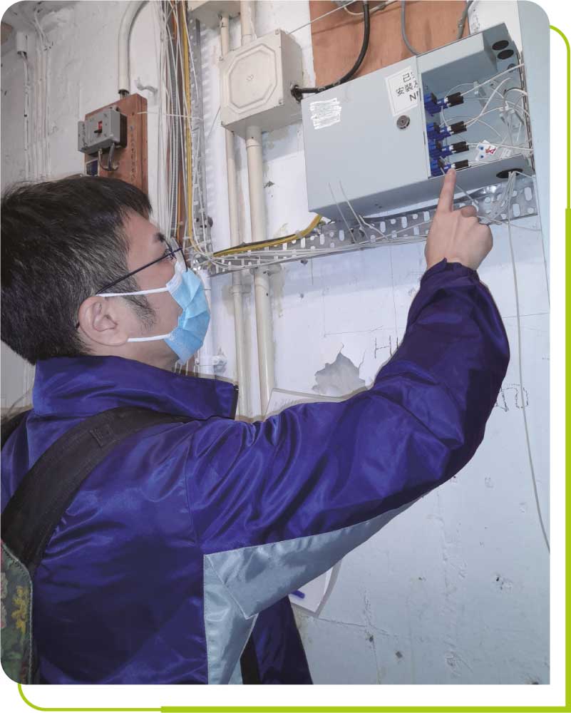 通讯办职员巡查光纤到楼/光纤到户设备。