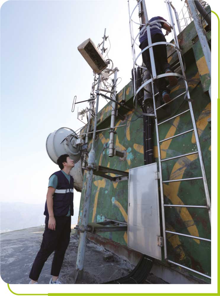 通讯办职员正检查安装在通讯塔上器材的状况。