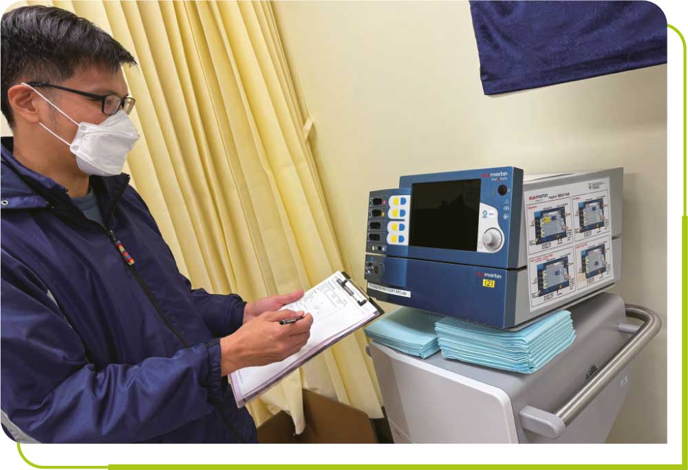 通讯办职员在政府医院内进行检查医学电子器材，以确保其合乎牌照规定。