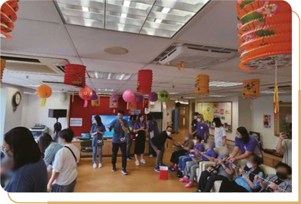 通讯办义工队探访一间长者日间训练中心。