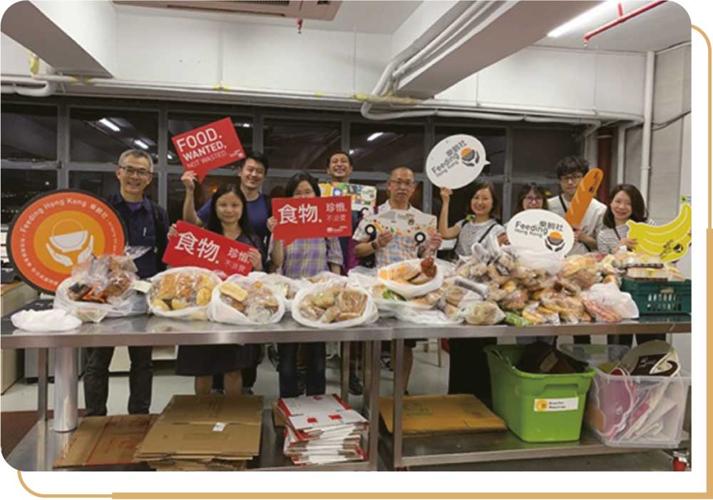 通讯办义工队参与面包收集活动，前往面包店协助收集剩余的面包。