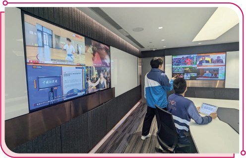 通訊辦職員正監測數碼地面電視訊號。