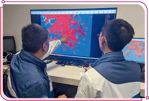 通訊辦職員使用無線電傳播模擬軟件，進行電視訊號覆蓋評估。