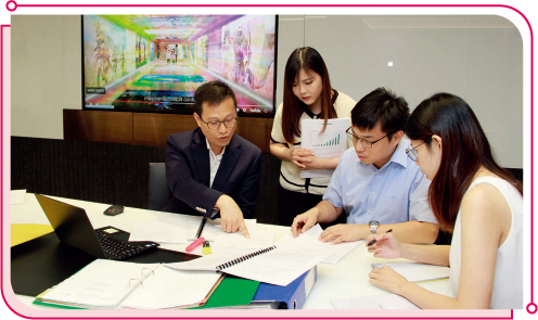 通訊辦職員正在處理收到的廣播投訴。