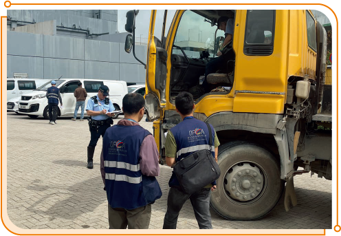 Staff members of OFCA conducting a roadblock operation to inspect the mobile radio station in vehicles.