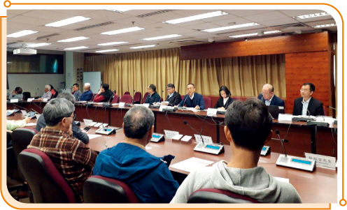 Staff members of OFCA introducing the proposed framework for the Subsidy Scheme to Extend 5G Coverage to Rural and Remote Areas to the Rural Committees of North District.